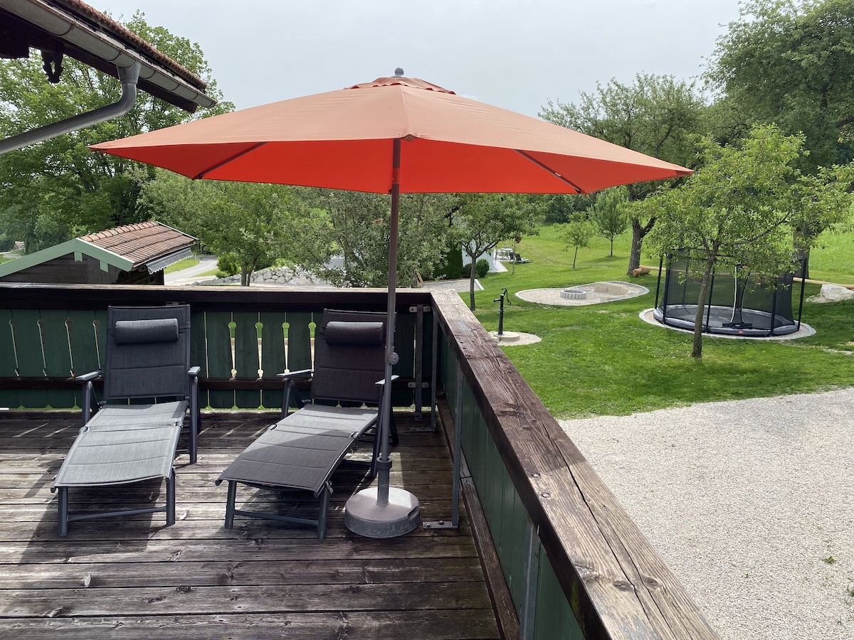 Ferienwohnung Jagdhäusl Terasse und Spielplatz